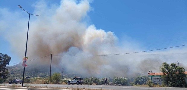 Φωτιά στον Κουβαρά Κερατέας κοντά σε κατοικημένη περιοχή 